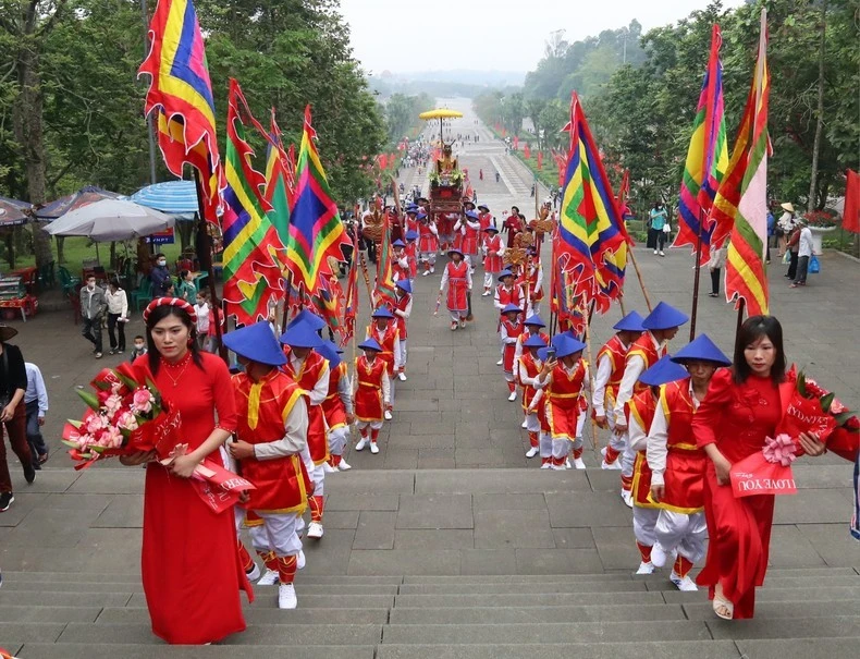 Đoàn rước kiệu khởi hành từ trung tâm hành lễ lên Đền Thượng.