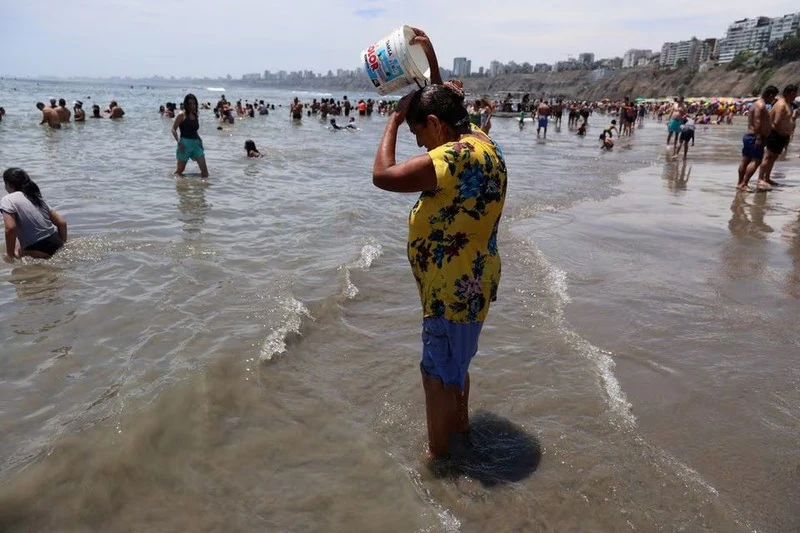 Nắng nóng ở Lima, Peru vào ngày 25/2, do hiện tượng thời tiết El Nino.