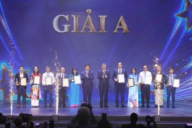 Trao các tác phẩm giành giải A tại lễ trao Giải Báo chí Quốc gia lần thứ 18.