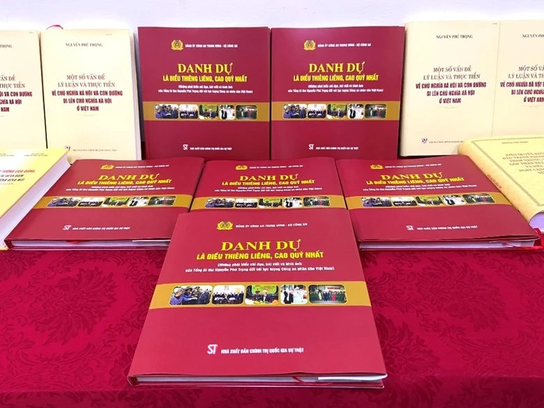 Cuốn sách “Danh dự là điều thiêng liêng, cao quý nhất" (Những phát biểu chỉ đạo, bài viết và hình ảnh của Tổng Bí thư Nguyễn Phú Trọng đối với lực lượng Công an nhân dân Việt Nam).