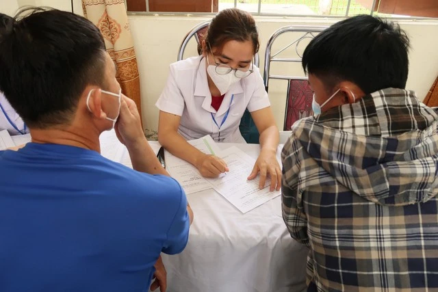 Khám bệnh nghề nghiệp cho người lao động.