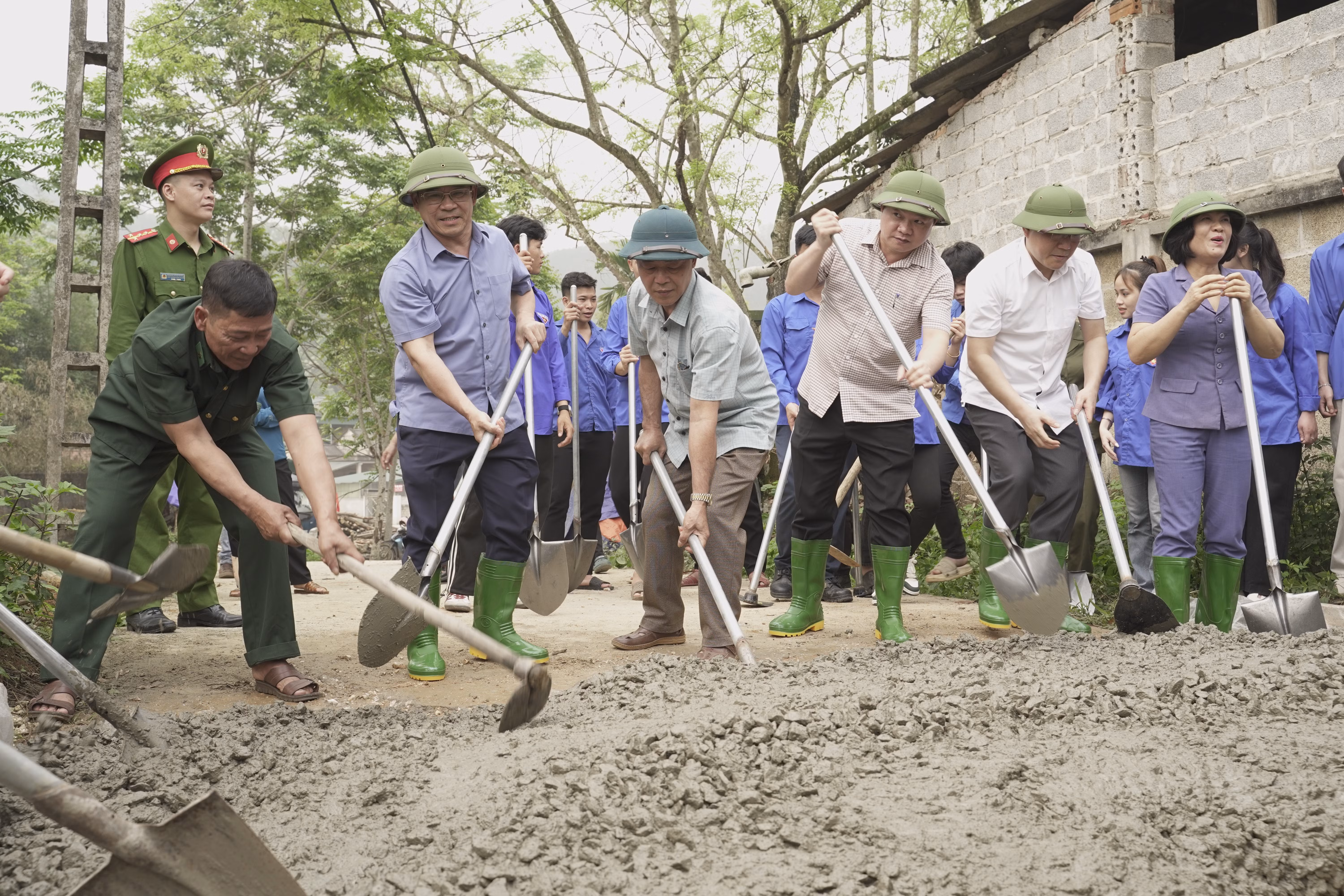 Lãnh đạo tỉnh, huyện và xã trực tiếp tham gia đổ bê tông, chung tay cùng Nhân dân xây dựng đường giao thông nông thôn tại thôn 1, xã Lục Yên.