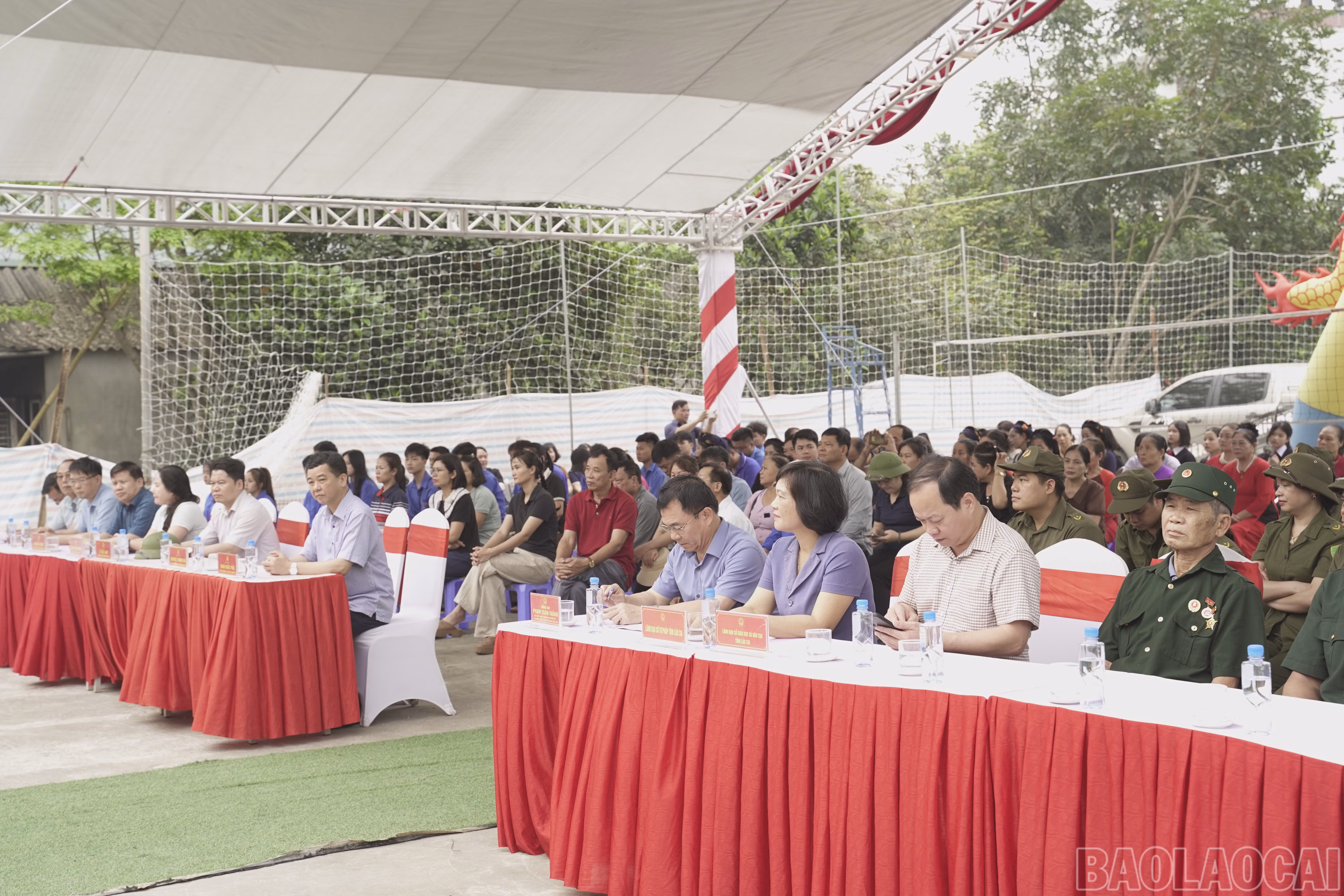 Các đại biểu tham dự Lễ phát động ra quân làm đường giao thông nông thôn tại thôn 1, xã Lục Yên.