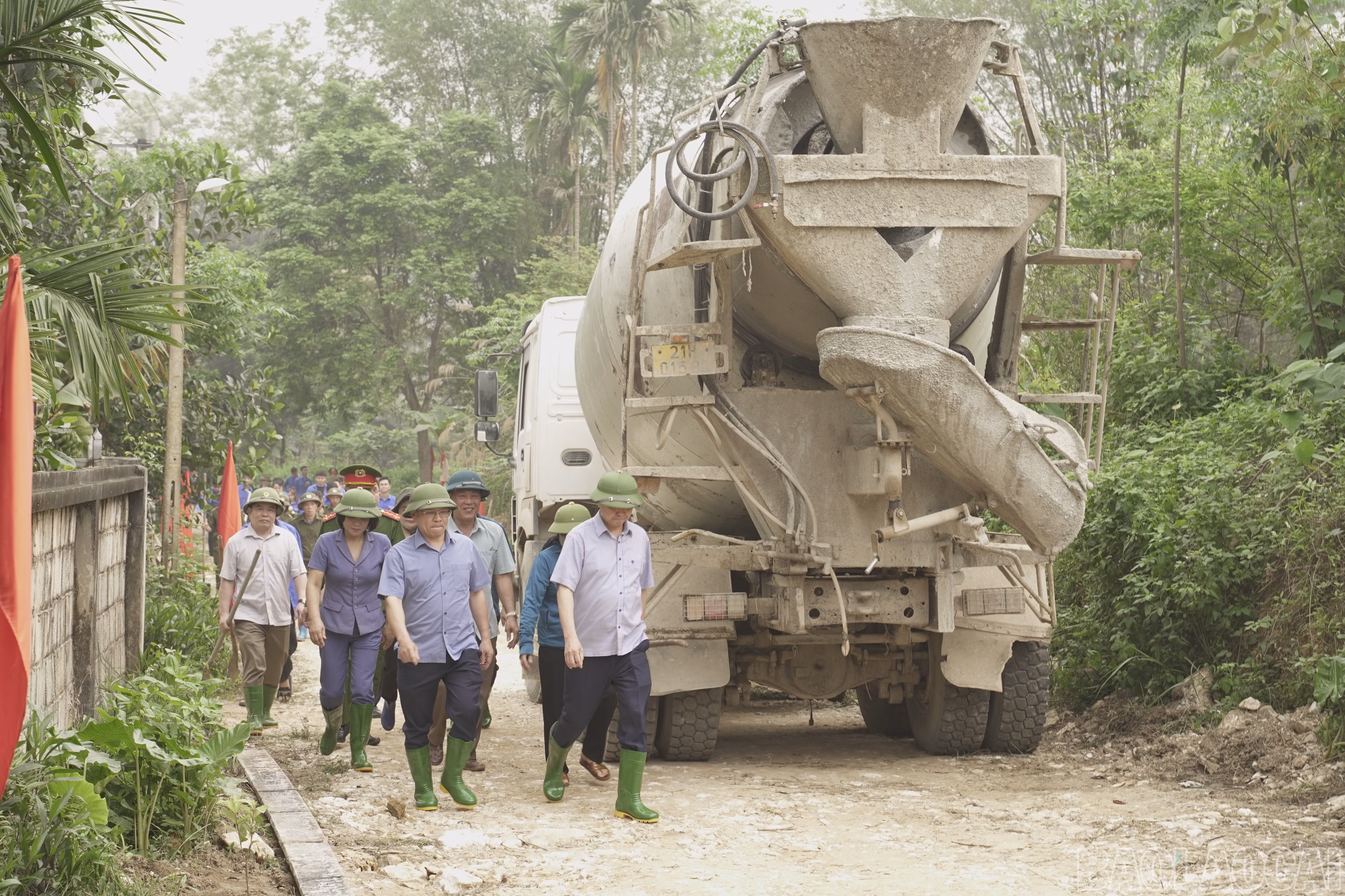 Lãnh đạo tỉnh, huyện và xã trực tiếp tham gia đổ bê tông, chung tay cùng Nhân dân xây dựng đường giao thông nông thôn tại thôn 1, xã Lục Yên.