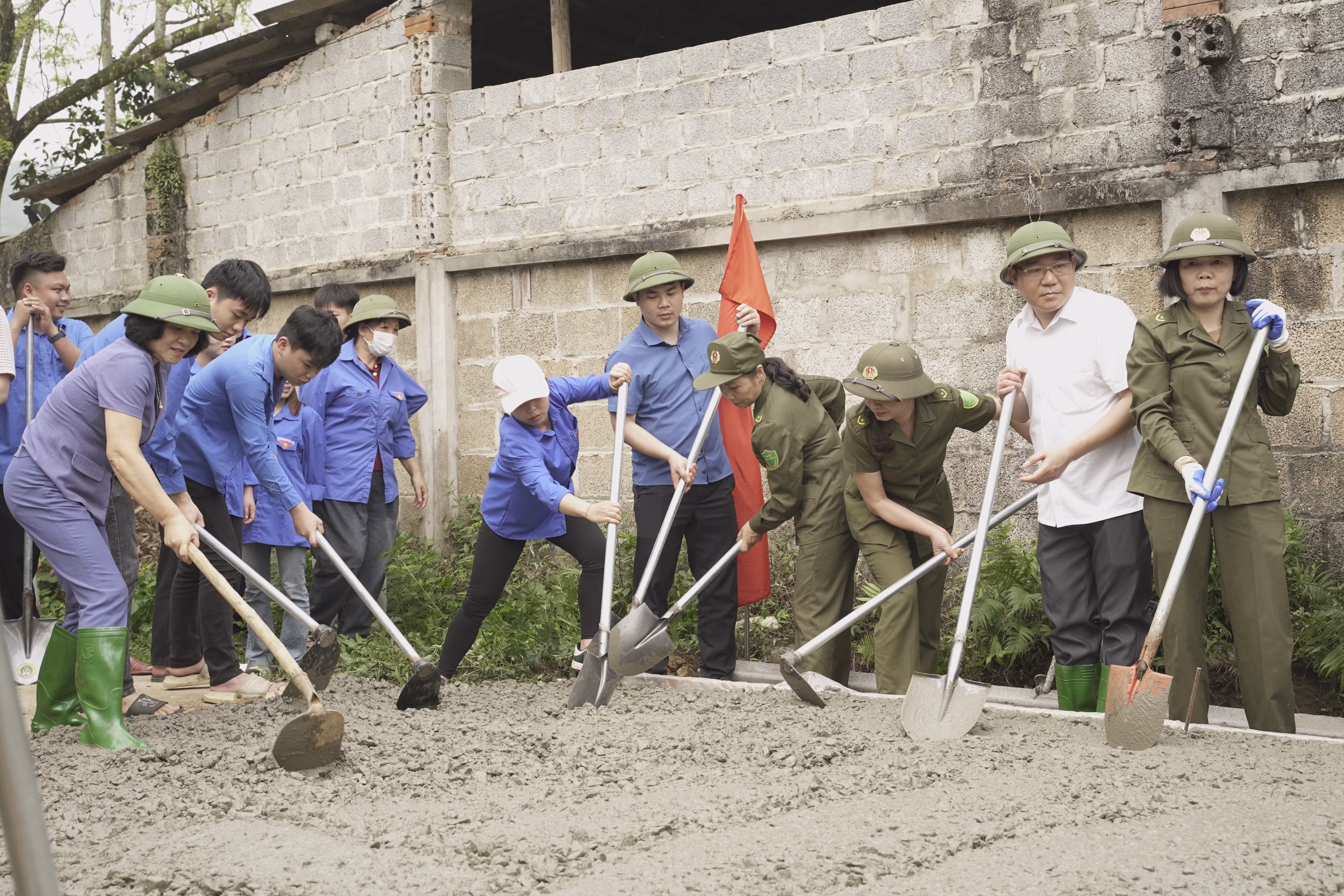 Cán bộ, đảng viên và Nhân dân xã Lục Yên tham gia đổ bê tông tuyến đường giao thông nông thôn ngay sau lễ phát động.