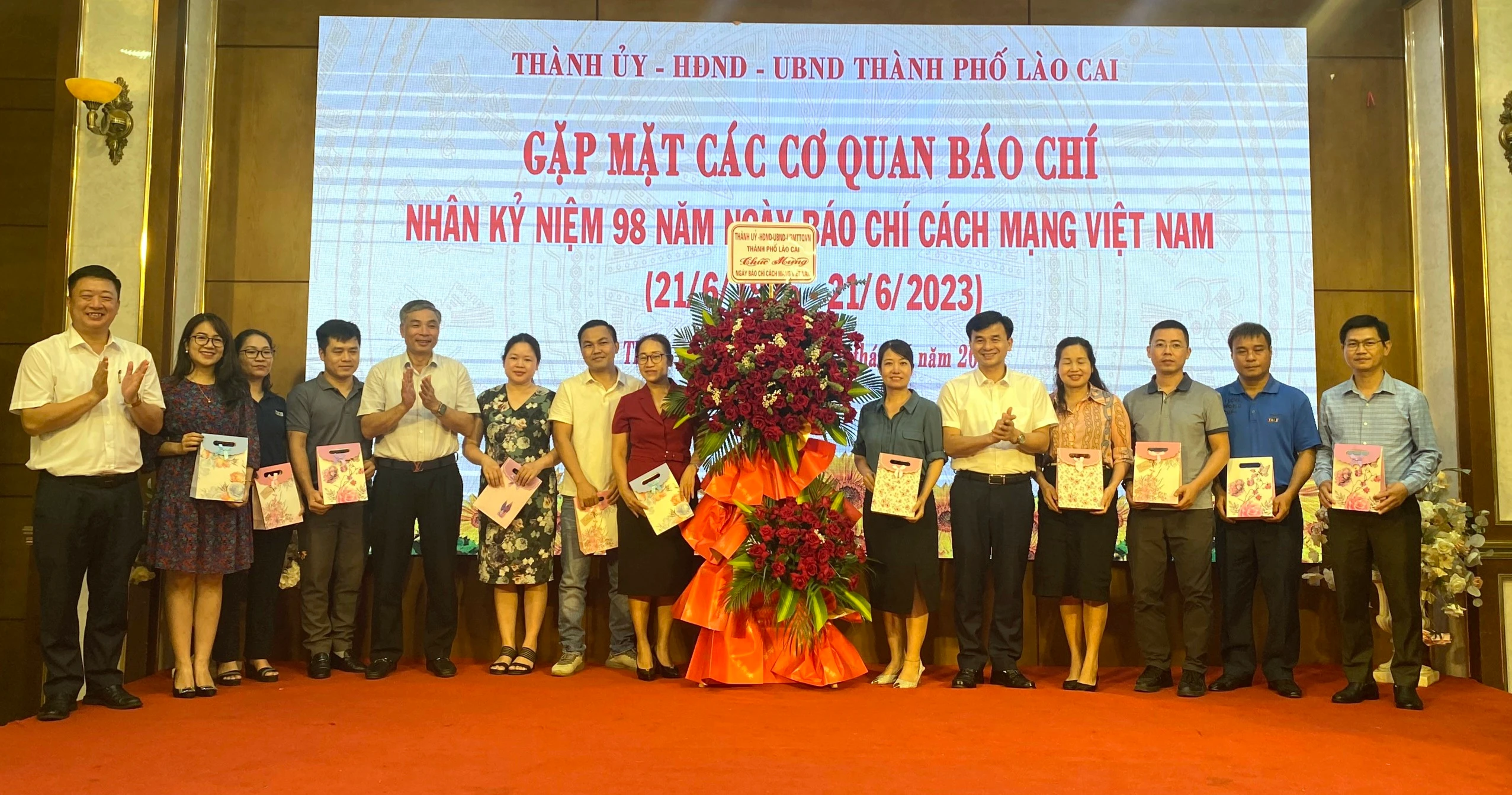 z4442957742086_970d21919f6d53a2e2884a500f5b845e.jpg
