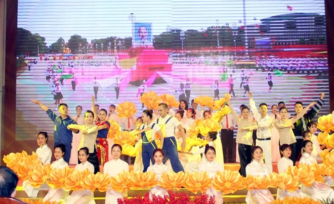 “Sắt son niềm tin theo Đảng” - Chương trình nghệ thuật chào mừng thành công Đại hội XIX Đảng bộ tỉnh Yên Bái ảnh 5