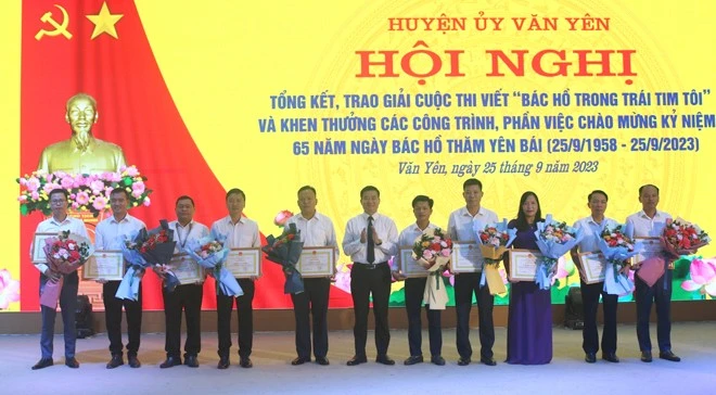 Văn Yên trao giải Cuộc thi viết “Bác Hồ trong trái tim tôi” và khen thưởng 10 công trình, phần việc kỷ niệm 65 năm Bác Hồ thăm Yên Bái ảnh 2