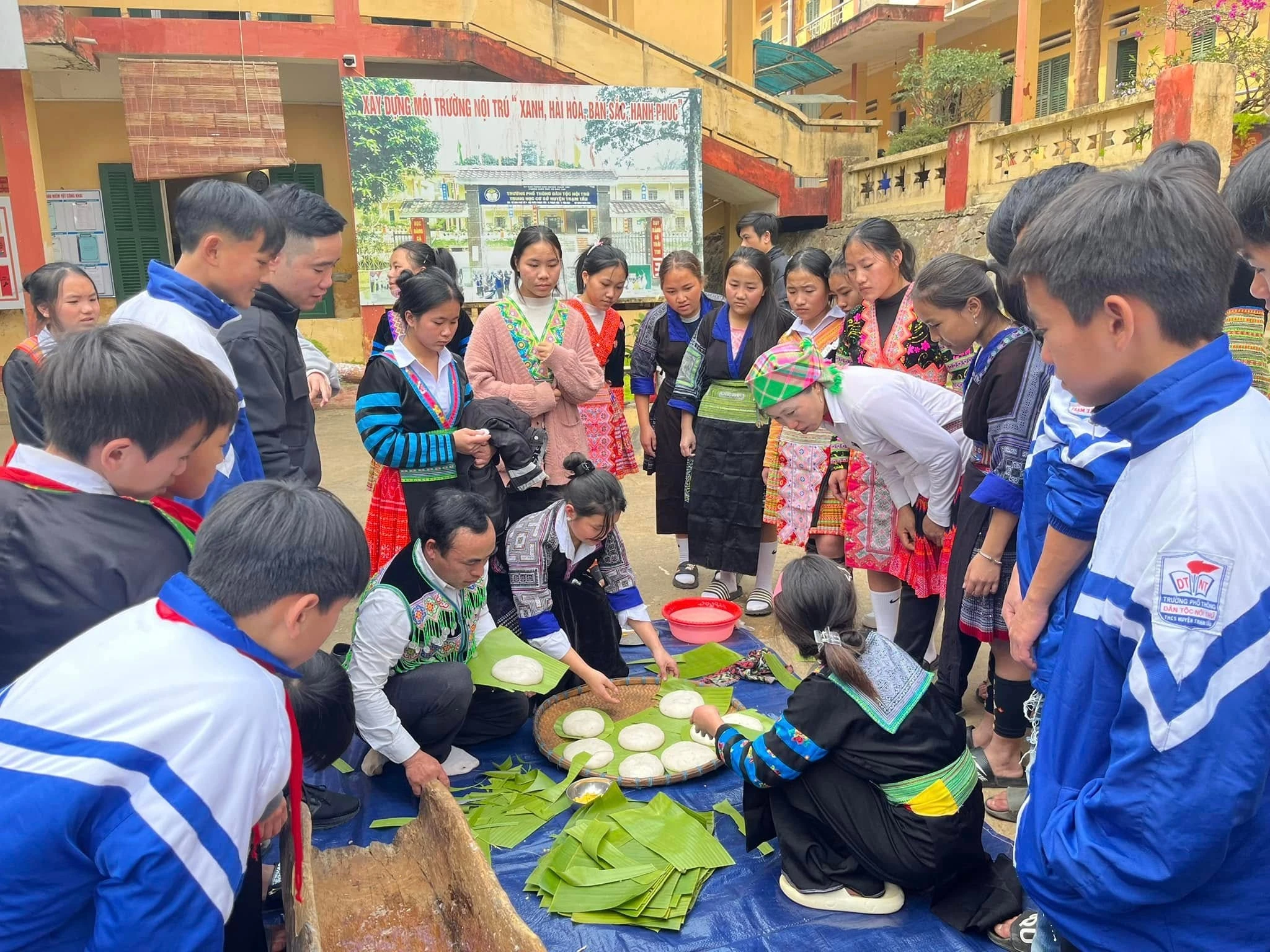 hoat-dong-don-tet-co-truyen-lam-cac-loai-banh-truyen-thong-co-su-phoi-hop-giua-nha-truong-va-phu-huynh-hoc-sinhhh.jpg