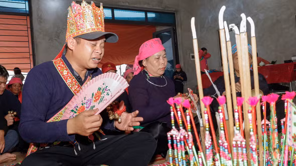 Thực hành lễ “Then pang mảu” tại Lễ hội Cốm Hợp Thành