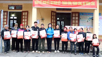 LĐLĐ tỉnh tặng nhiều phần quà Tết cho đoàn viên, hộ nghèo và gia đình chính sách