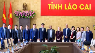 Đoàn công tác của Ngân hàng Phát triển Châu Á chụp ảnh với các đồng chí lãnh đạo tỉnh Lào Cai.