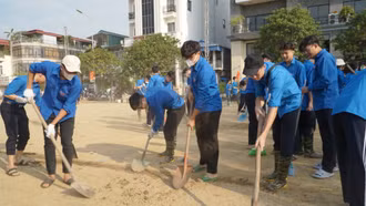 Tuổi trẻ thành phố Lào Cai giúp Nhân dân tổng vệ sinh sau lũ