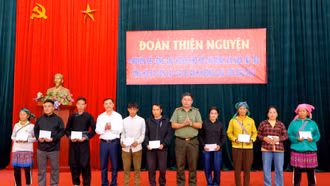 Đoàn thiện nguyện một số cơ quan báo chí tặng quà người dân Bát Xát bị ảnh hưởng bởi cơn bão số 3 