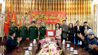 Đoàn công tác các ngân hàng và tỉnh Lào Cai chúc mừng năm mới Đồn Biên phòng Y Tý