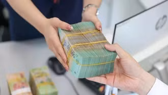 Khi các thị trường đầu tư chính đều có dấu hiệu thiếu ổn định, người dân có tâm lý ưu tiên an toàn vốn hơn lợi nhuận kỳ vọng.