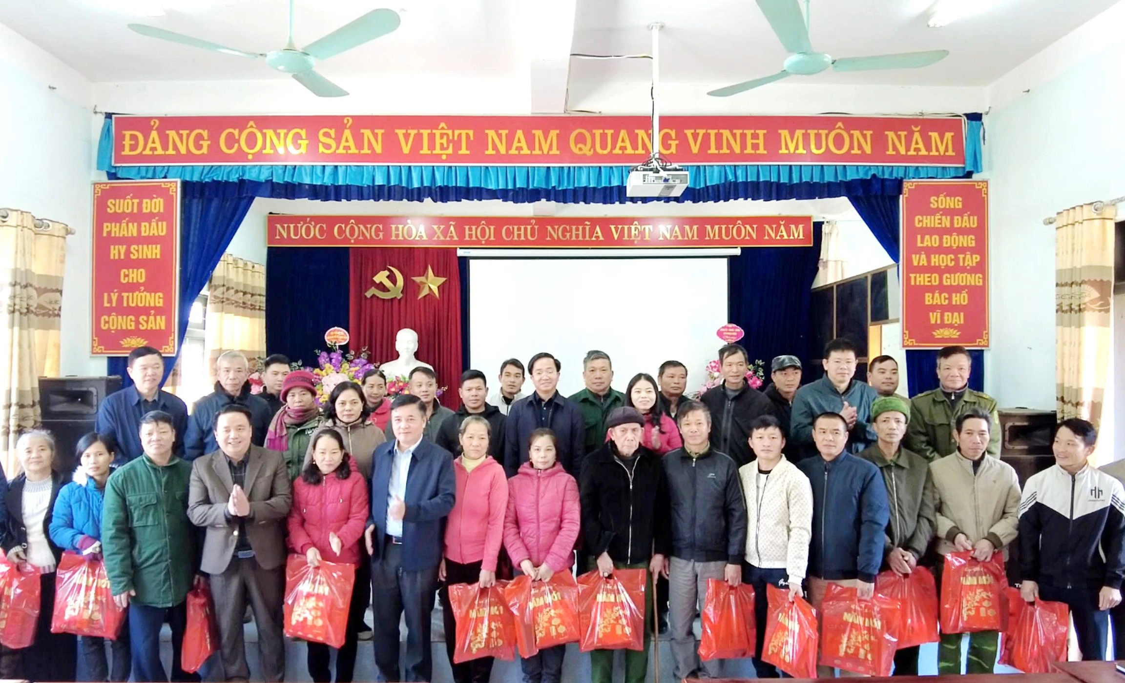 tang-qua-tet-phog-nien.jpg