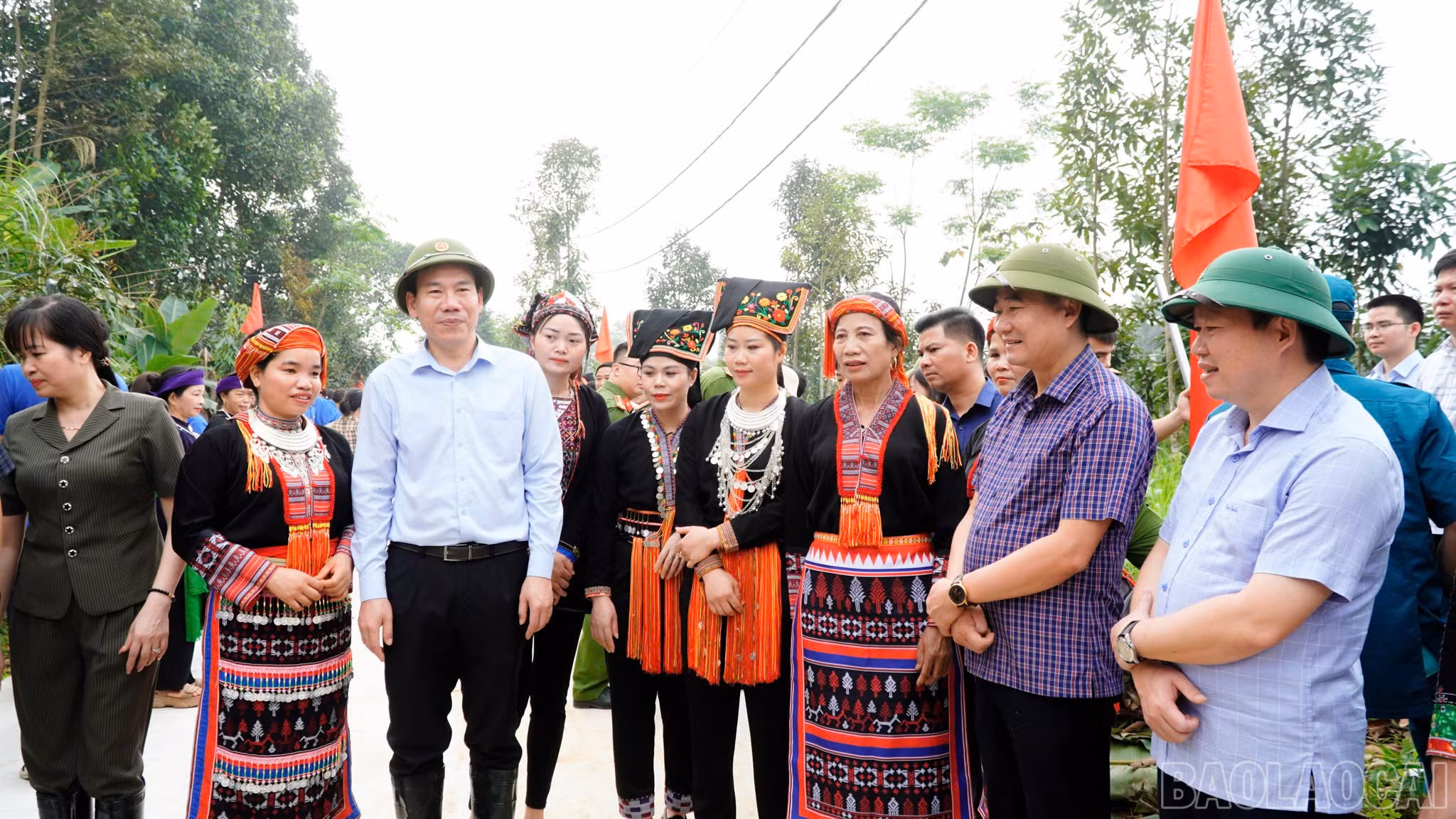 Đồng chí Trưởng Ban Tuyên giáo và Dân vận Tỉnh ủy và Nhân dân trao đổi sau lễ khởi công tuyến đường bê tông.