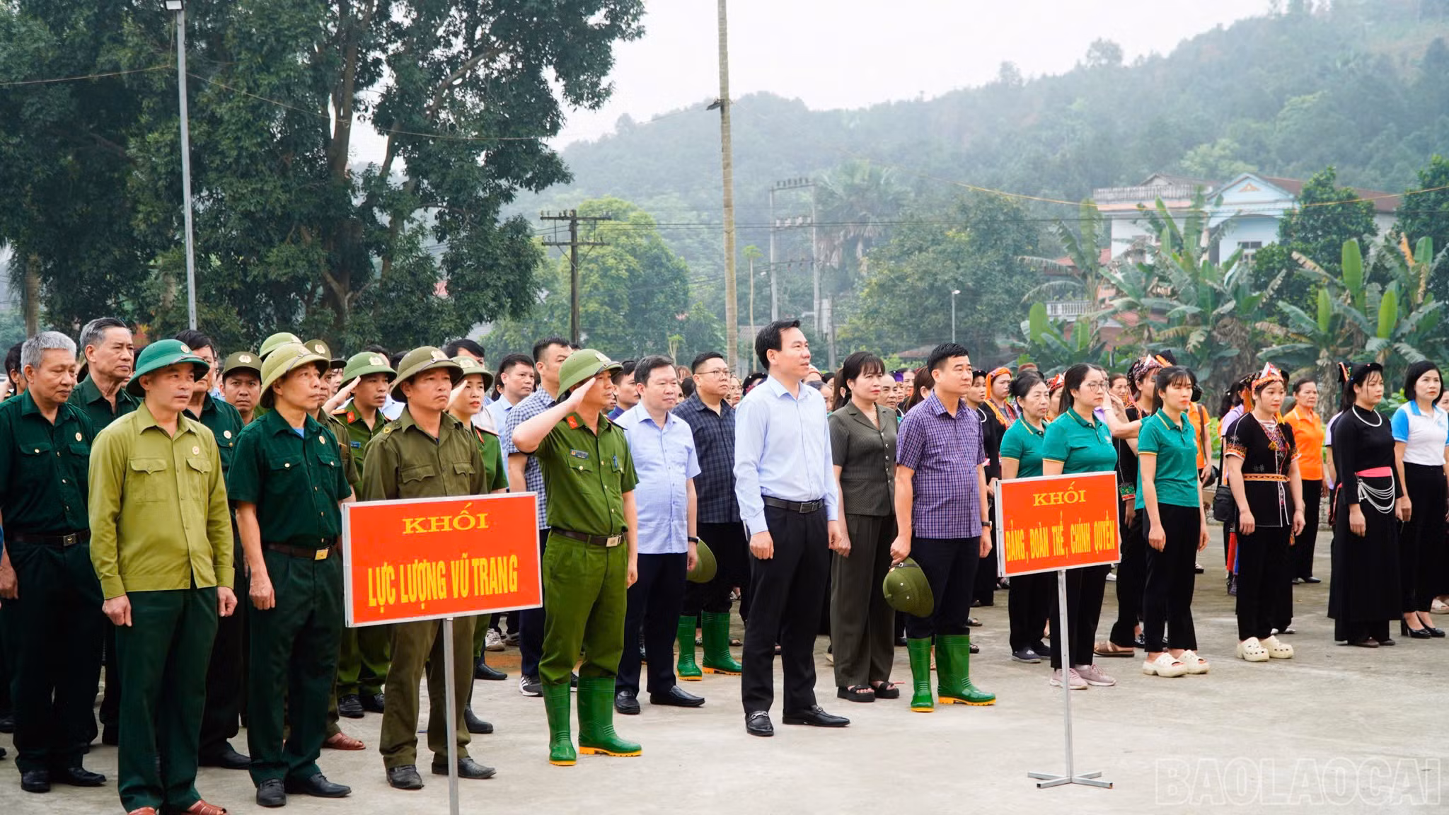 Các đại biểu và Nhân dân tham gia lễ phát động.