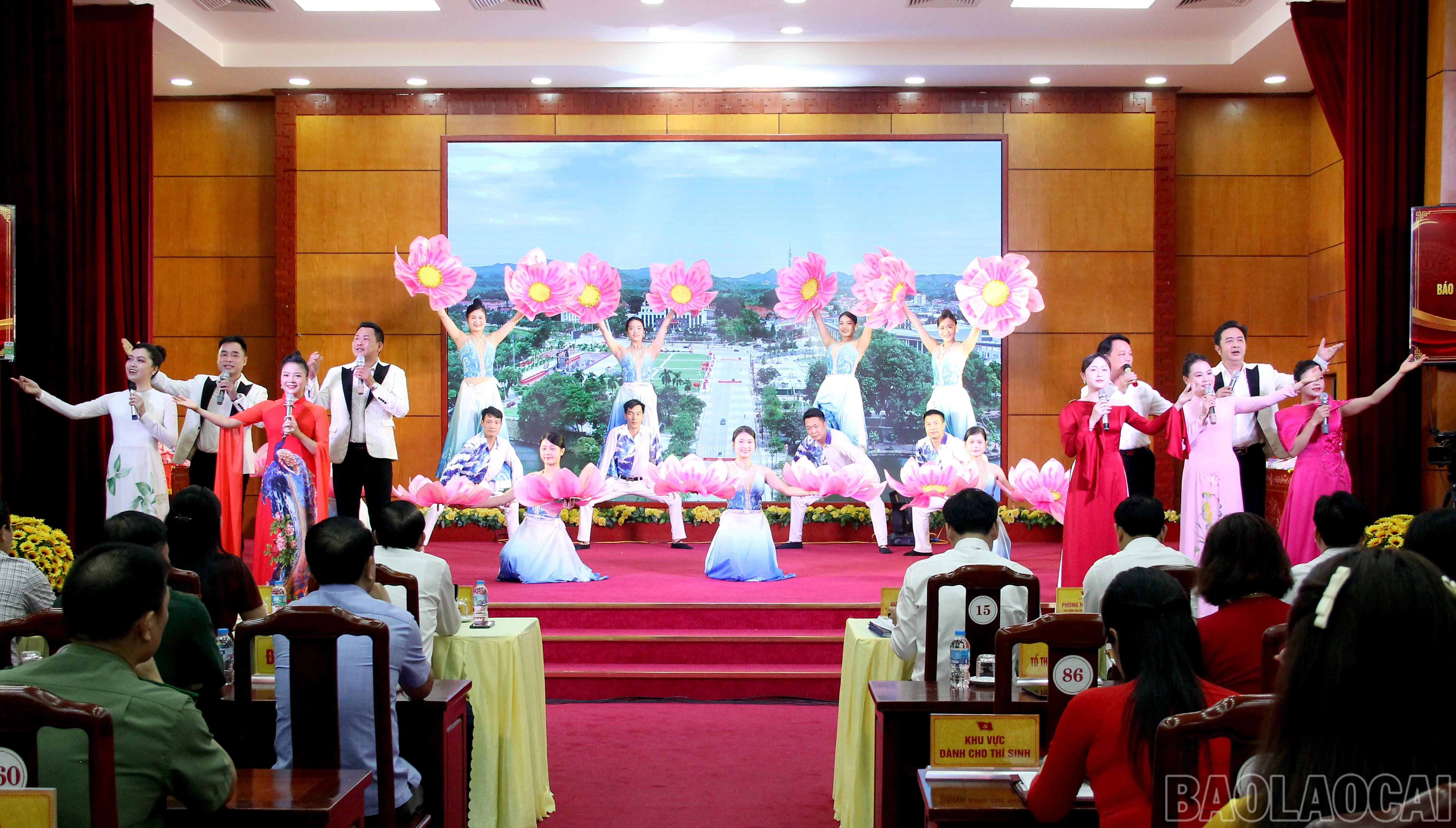Chương trình văn nghệ khai mạc hội thi.