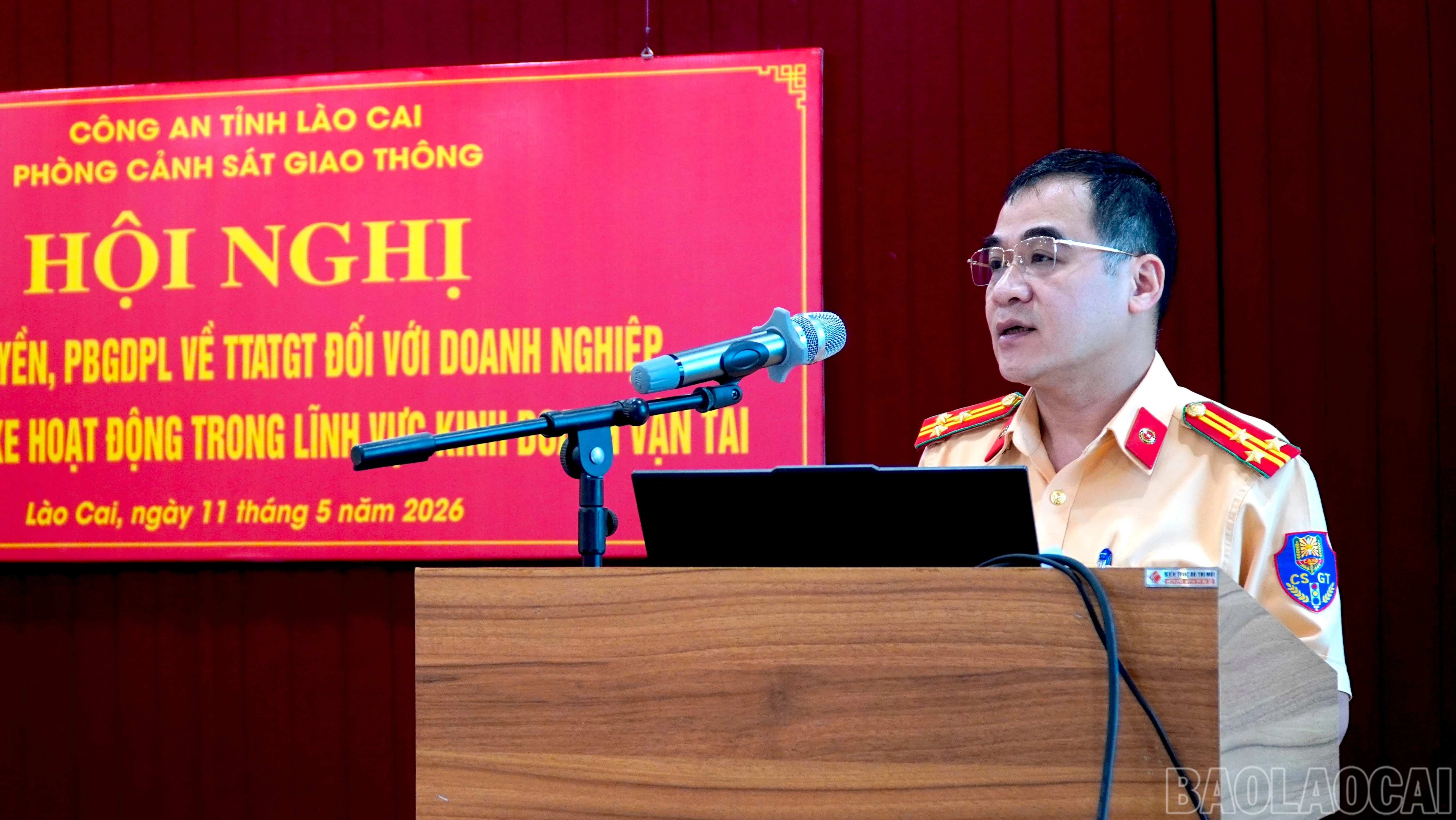 Lãnh đạo Phòng Cảnh sát Giao thông, Công an tỉnh phát biểu tại hội nghị.