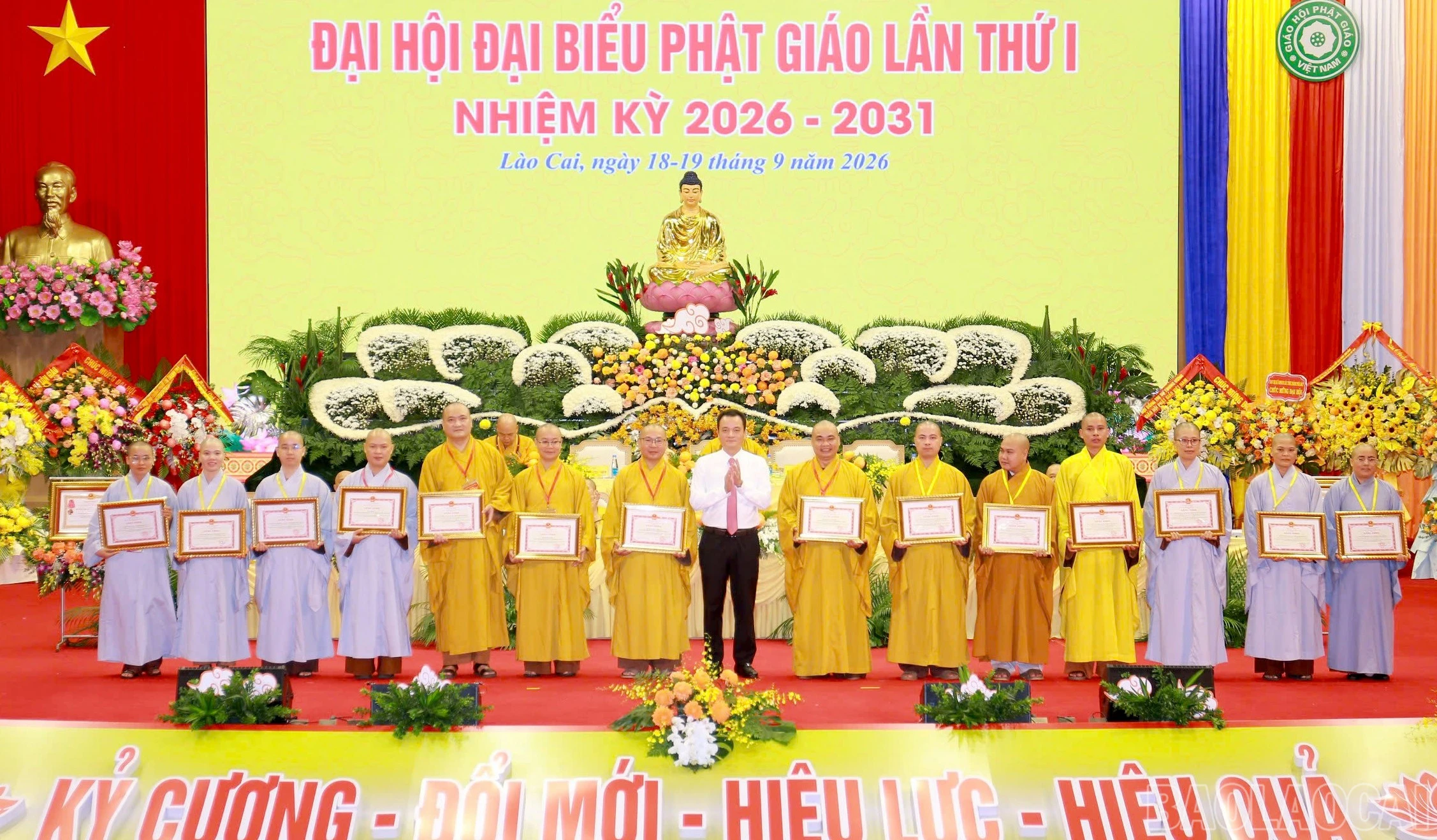 Đồng chí Giàng Quốc Hưng – Ủy viên Ban Thường vụ, Phó Chủ tịch UBND tỉnh trao Bằng khen cho các tập thể, cá nhân.