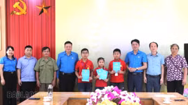 Liên đoàn Lao động tỉnh tặng quà Tết Trung thu cho trẻ em mồ côi là con đoàn viên, người lao động