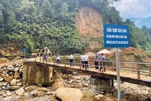 Xã Y Tý bắc lại cầu tạm Sim San phục vụ việc đi lại của Nhân dân