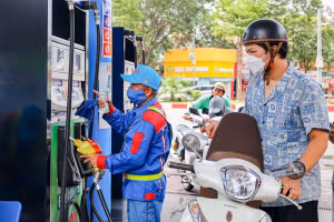 Giá xăng dầu tiếp tục tăng, E10 vượt 27.000 đồng/lít