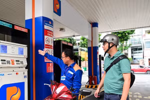 Giá xăng E10 tăng gần 700 đồng/lít, dầu diesel quay đầu giảm