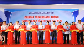 Chủ tịch UBND tỉnh Nguyễn Tuấn Anh dự, cắt băng khánh thành Trung tâm Y tế khu vực Bảo Yên