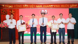 Trao tặng Huy hiệu Đảng cho 2 đảng viên Chi bộ Hiệp hội Doanh nghiệp tỉnh Lào Cai