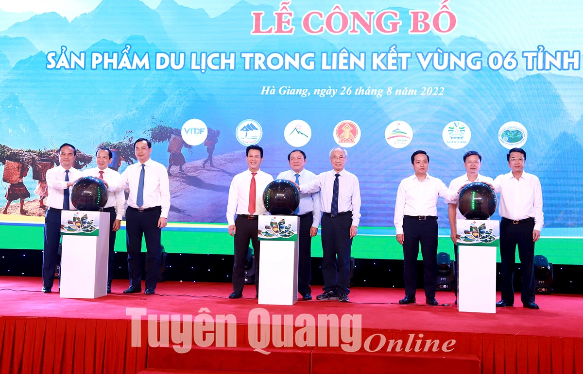 Lễ công bố sản phẩm du lịch liên kết vùng 6 tỉnh Việt Bắc gồm: “Hành trình kết nối di sản UNESCO Công viên địa chất toàn cầu Cao nguyên đá Hà Giang - Cao Bằng - Lạng Sơn”; “Huyền thoại sông Gâm và con đường di sản cách mạng Việt Bắc” và tour du lịch “Từ chiến khu Cách mạng Tân Trào đến Mặt trận biên giới Vị Xuyên”.