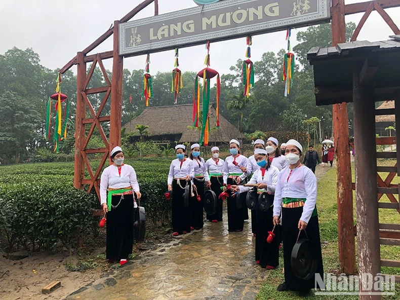 Đánh chiêng đón khách tại làng Mường.