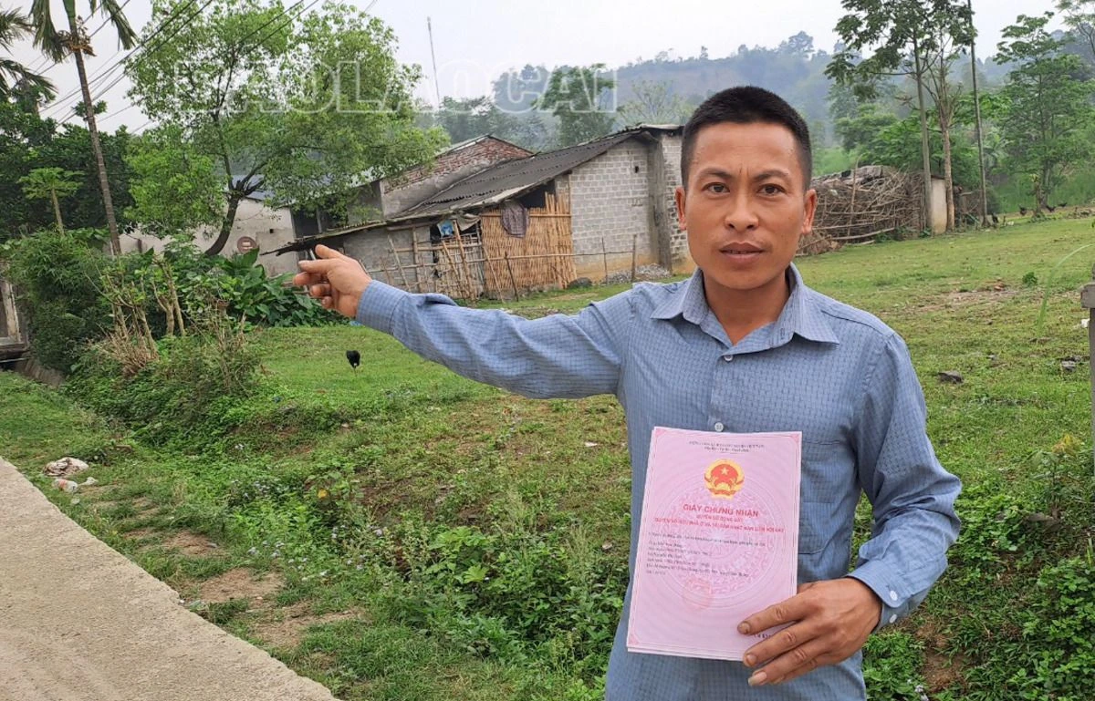 Dù đã có giấy chứng nhận quyền sử dụng đất ở khu tái định cư thôn Chang, nhưng hộ ông Đào Văn Đông vẫn phải đi mượn đất để làm nhà ở tạm ở cách đó gần 3 km.