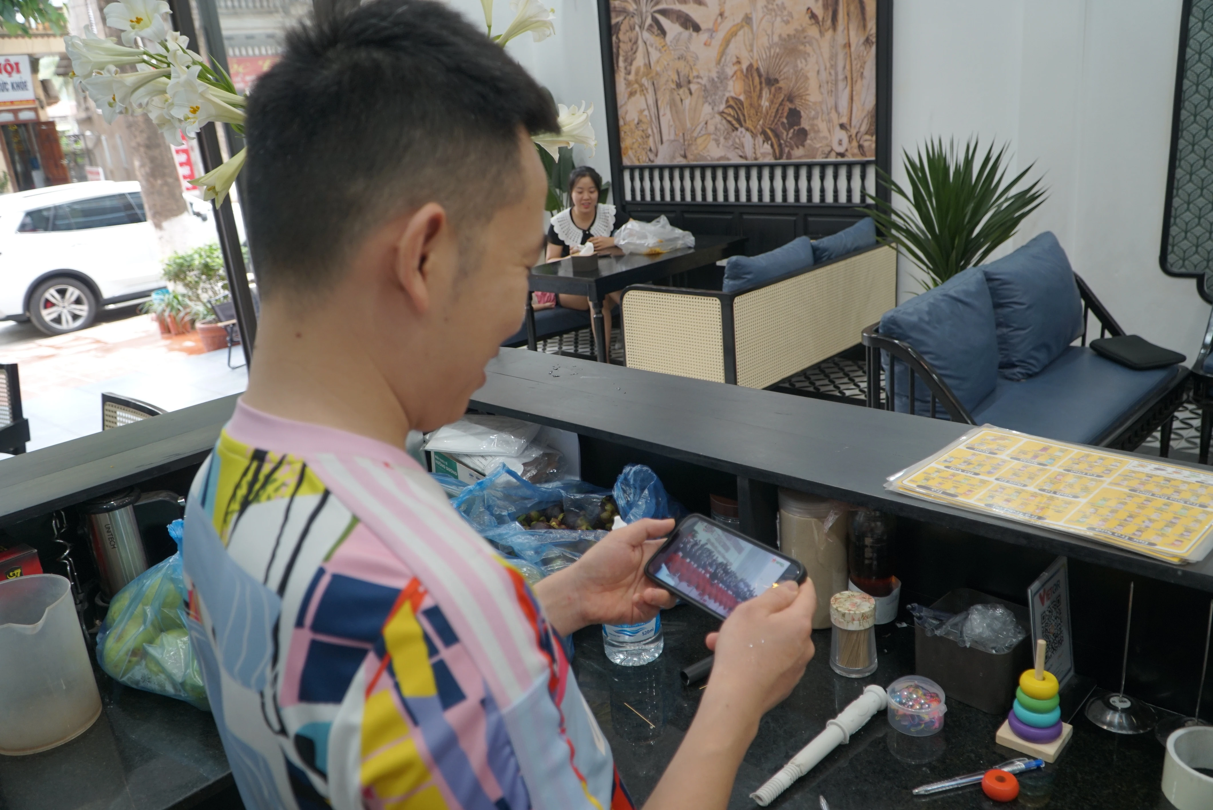 Bạn Nguyễn Văn Cường theo dõi sự kiện qua mạng xã hội.