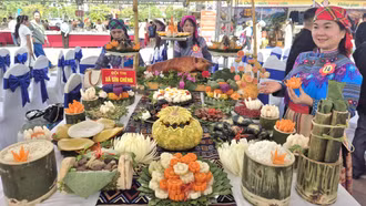 Mâm cơm dự thi của xã Sín Chéng.