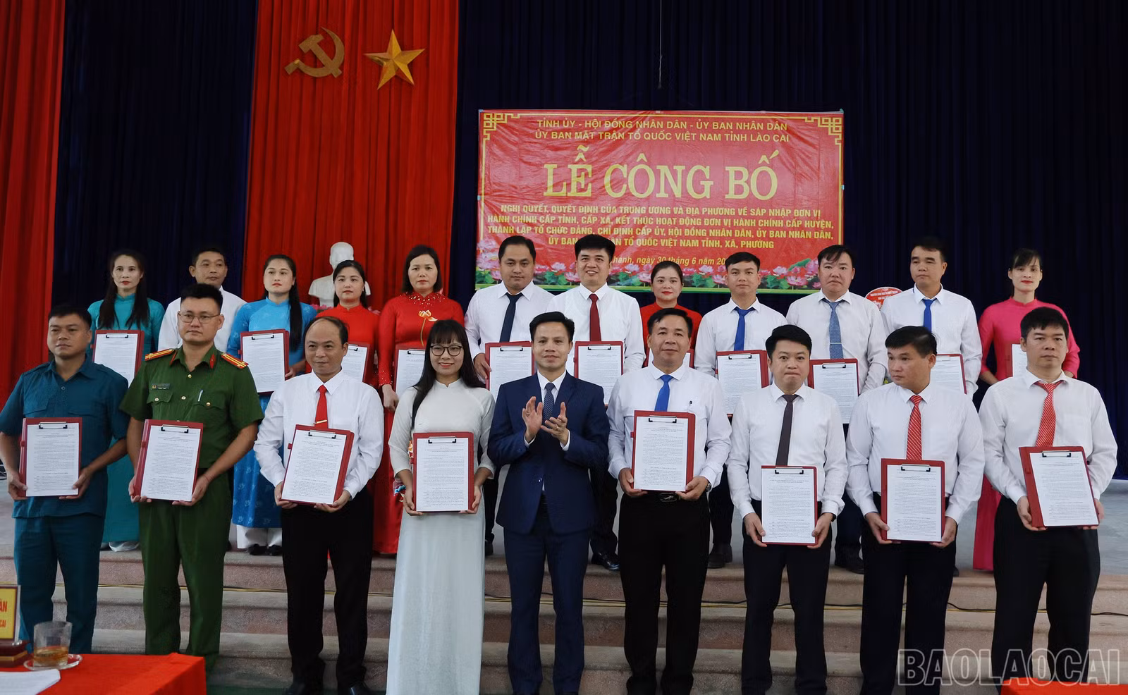 Trao các quyết định chỉ định Ban Chấp hành, Ban Thường vụ, Bí thư, Phó Bí thư Đảng ủy xã Phúc Khánh, nhiệm kỳ 2025 - 2030.