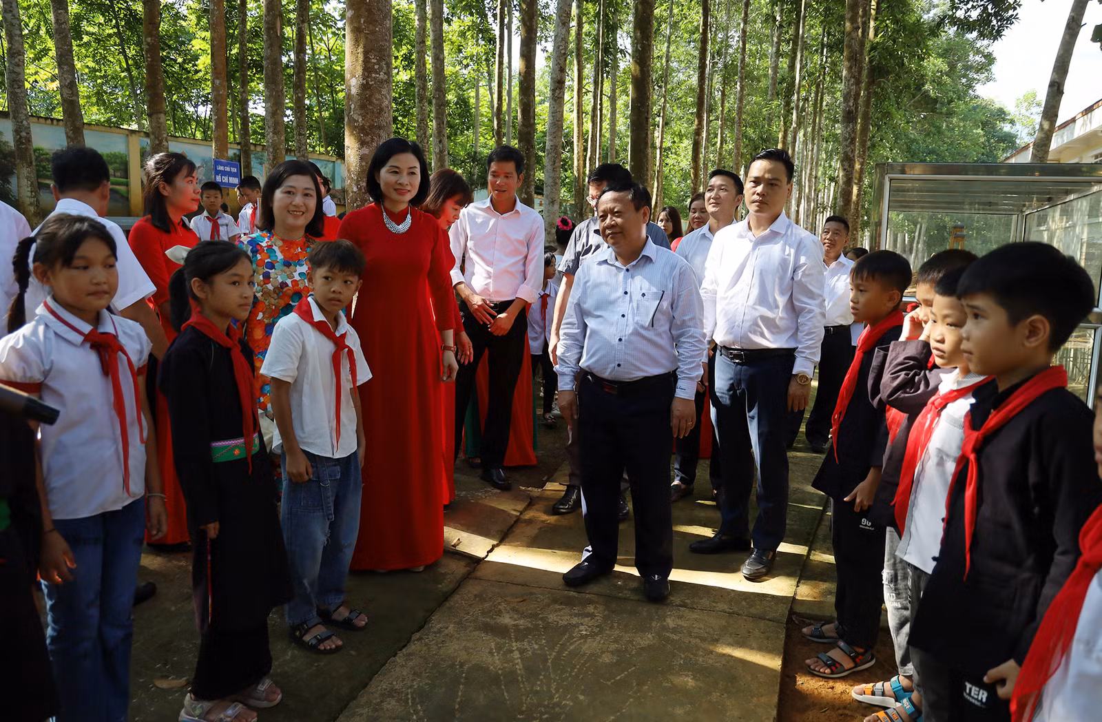 Các đại biểu tham quan mô hình giáo dục truyền thống lịch sử tại Trường Tiểu học Khánh Yên Thượng.