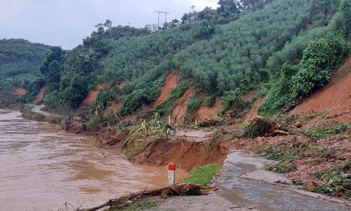 Tỉnh lộ 160 bị đứt gãy, không thể lưu thông.