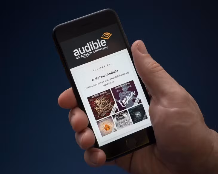 Audible - nền tảng sách nói thuộc sở hữu của Amazon - gần đây đã triển khai công nghệ sản xuất sách nói tích hợp AI làm dấy lên sự lo lắng trong giới xuất bản toàn cầu