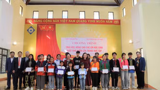 Hội Khuyến học Việt Nam trao 200 suất học bổng cho học sinh vượt khó tỉnh Lào Cai