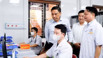 Đồng chí Hoàng Giang – Phó Bí thư Thường trực Tỉnh ủy, Chủ tịch Hội đồng Nhân dân tỉnh kiểm tra công tác khám sức khỏe định kỳ cho người dân tại xã Mậu A