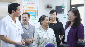 Đồng chí Giàng Thị Dung - Phó Bí thư Tỉnh ủy, Trưởng đoàn Đại biểu Quốc hội tỉnh kiểm tra công tác khám sức khỏe định kỳ tại phường Cam Đường