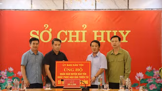 Bộ trưởng, Chủ nhiệm Ủy ban Dân tộc Hầu A Lềnh động viên, chia sẻ với người dân Bảo Yên