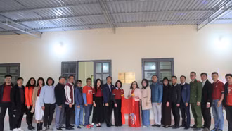 Trường Đại học Ngoại thương (Hà Nội) tổ chức trao tặng công trình nhà ở bán trú cho Trường Tiểu học số 2 Kim Sơn, huyện Bảo Yên