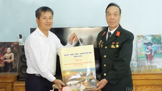 Các đồng chí lãnh đạo tỉnh thăm, tặng quà người có công, hộ nghèo nhân dịp 30/4