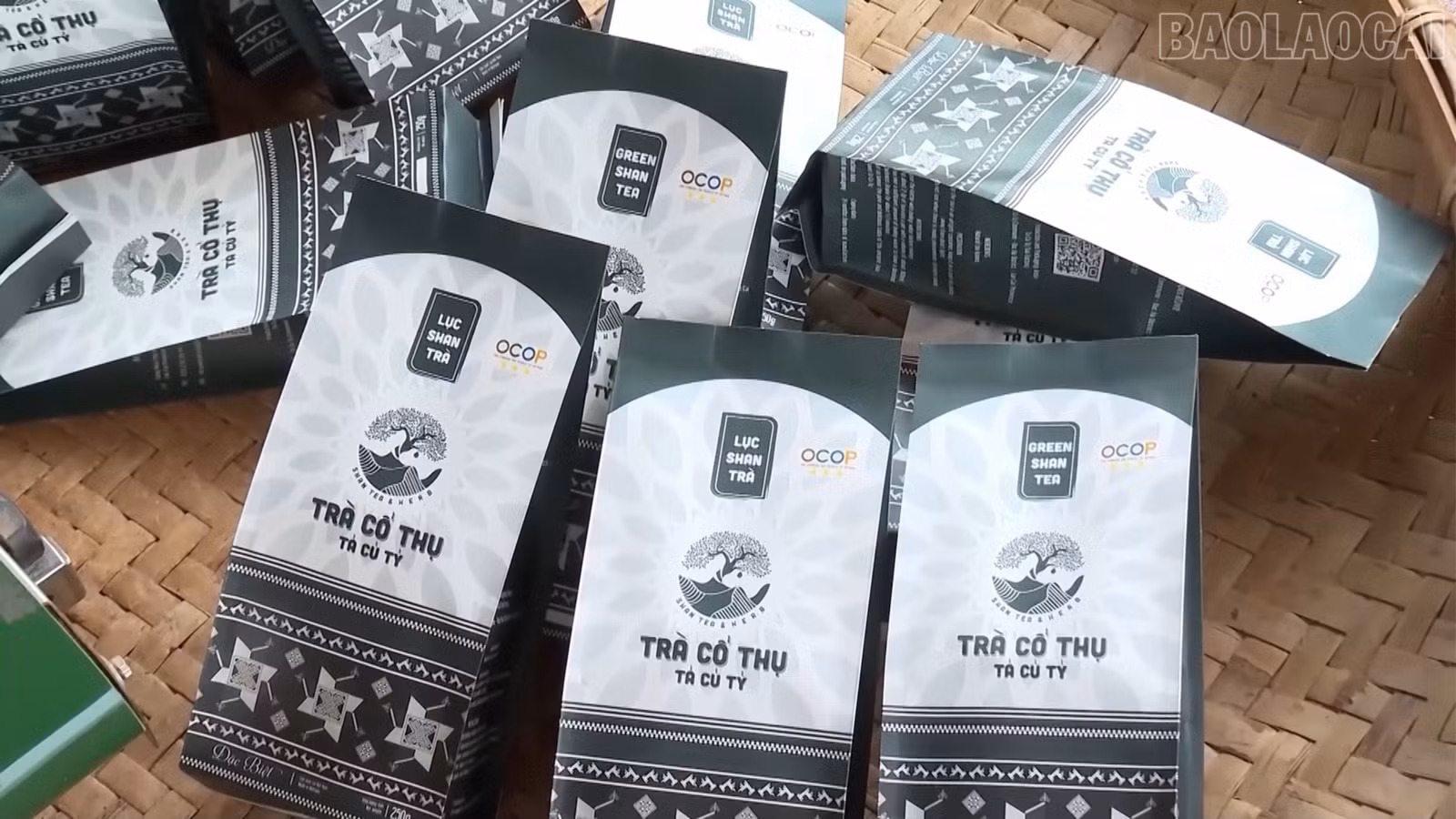 Bao bì có họa tiết văn hóa Dao và mã truy xuất.