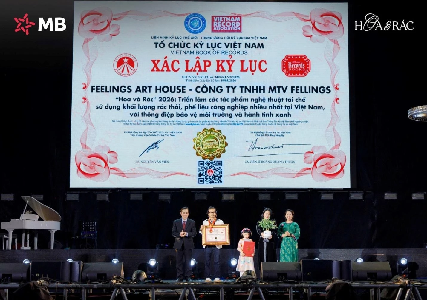 Ông Dương Duy Lâm Viên - Phó Chủ tịch kiêm Tổng Thư ký TW Hội Kỷ lục gia Việt Nam và bà Võ Lưu Lan Uyên trao chứng nhận Kỷ lục Việt Nam đến đại diện Feelings Art House (Ảnh VietKings).