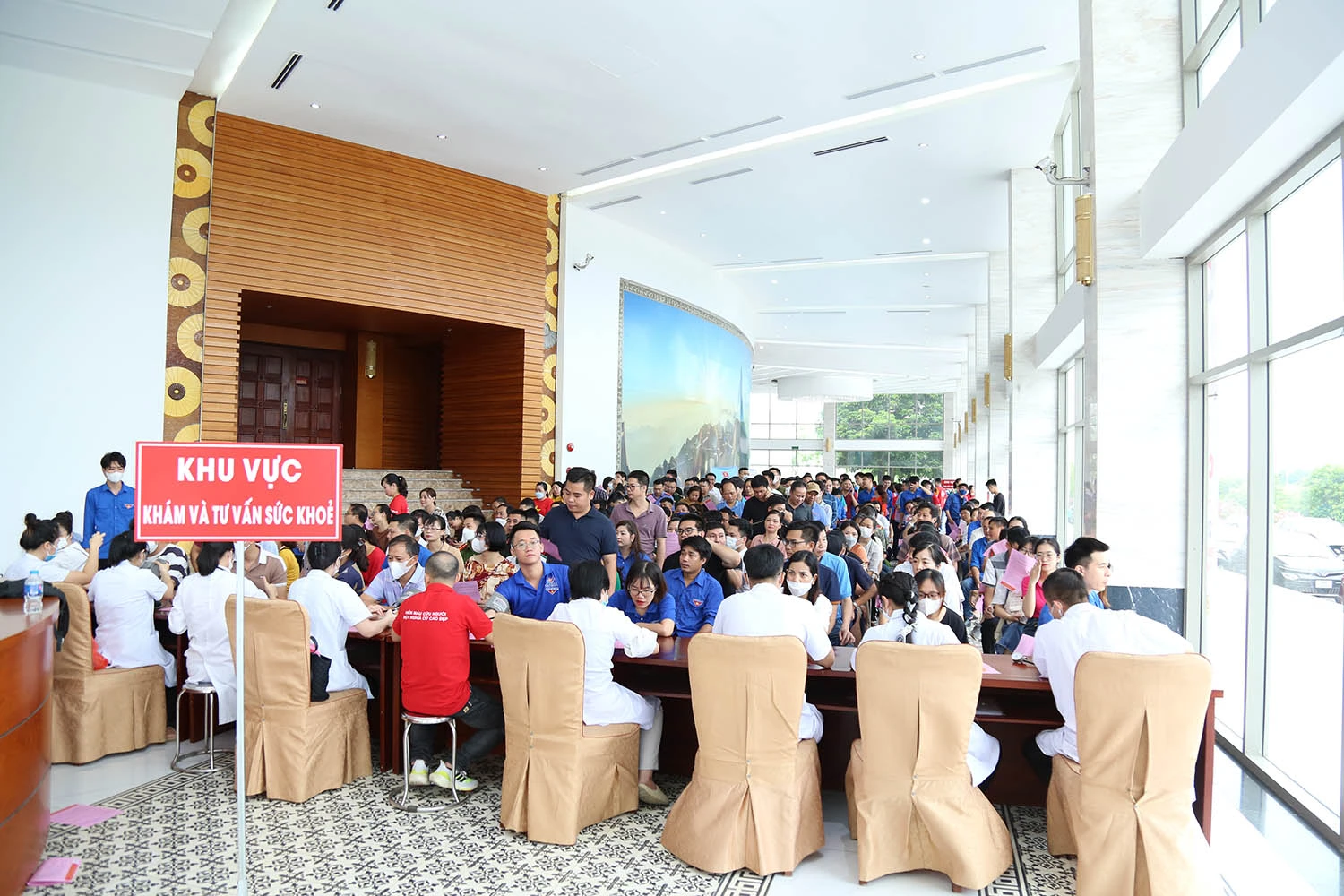 Tại Trung tâm Hội nghị tỉnh Lào Cai, hàng ngàn đoàn viên thanh niên, lực lượng vũ trang, người dân xếp hàng hiến máu từ rất sớm..jpg